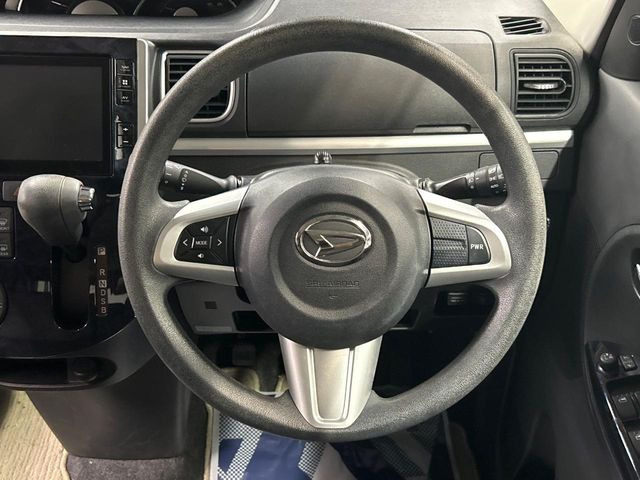 インテリアに合わせたデザインのステアリングは、運転される方のことも考え、運転しやすい形状、大きさです。是非一度、実際に触ってお確かめください。