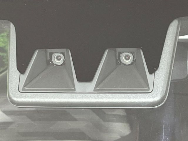 【スマートアシスト】走行中に前方の車両等を認識し、衝突しそうな時は警報とブレーキで衝突回避と被害軽減をアシスト。より安全にドライブをお楽しみいただけます。