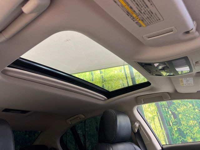 【サンルーフ】開放感たっぷりの希少装備、サンルーフが装着されています!車内に明かりを取り入れたり景色を楽しむ以外にも、車内の空気も簡単に換気できて快適です!