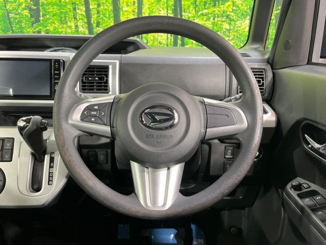 �C���e���A�ɍ��킹���f�U�C���̃X�e�A�����O�́A�^�]�������̂��Ƃ��l���A�^�]���₷���`��A�傫���ł��B�����x�A���ۂɐG���Ă��m���߂��������B