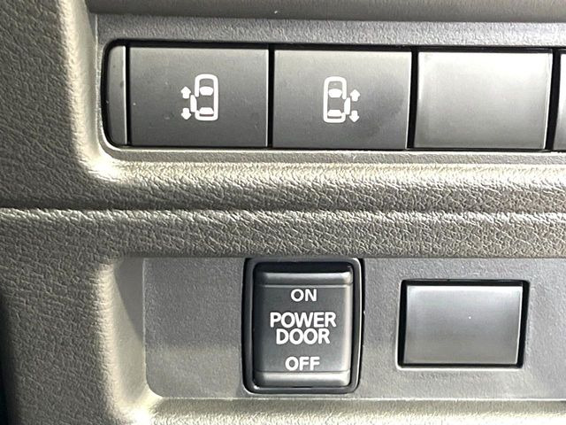 【両側パワースライドドア】スマートキーや運転席のスイッチで後席両側スライドドアの開閉が可能♪電動だから力を入れてドアを開ける必要が無く、小さなお子様でも簡単に開け閉めでき快適です♪