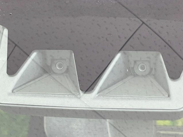 【スマートアシスト】走行中に前方の車両等を認識し、衝突しそうな時は警報とブレーキで衝突回避と被害軽減をアシスト。より安全にドライブをお楽しみいただけます。
