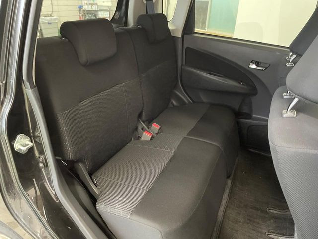 �R���p�N�g�J�[�ł����A�Z�J���h�V�[�g�͏\���ȍL����������K�ɂ���肢�������܂���V�[�g��|���đ傫�ȉו���ς񂾂�ƁA�p�r�̕����L��1��ł��B