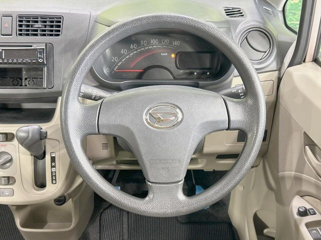 インテリアに合わせたデザインのステアリングは、運転される方のことも考え、運転しやすい形状、大きさです。是非一度、実際に触ってお確かめください。