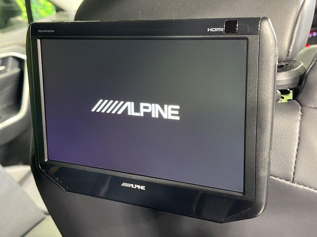 【後席モニター】家族や友人とお出かけする機会が多い方に大人気の後席モニターを装備!見やすい位置に画面がありテレビやDVDの視聴も快適!友達もお子様も、後席にしか乗らなくなるかも??