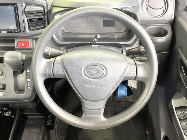 �C���e���A�ɍ��킹���f�U�C���̃X�e�A�����O�́A�^�]�������̂��Ƃ��l���A�^�]���₷���`��A�傫���ł��B�����x�A���ۂɐG���Ă��m���߂��������B