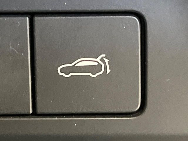 【パワーバックドア】スマートキーや運転席のボタンを押すだけでリアゲートが自動で開閉します!荷物を持っている時や、高い位置にあるバックドアを閉める際に便利な機能です♪