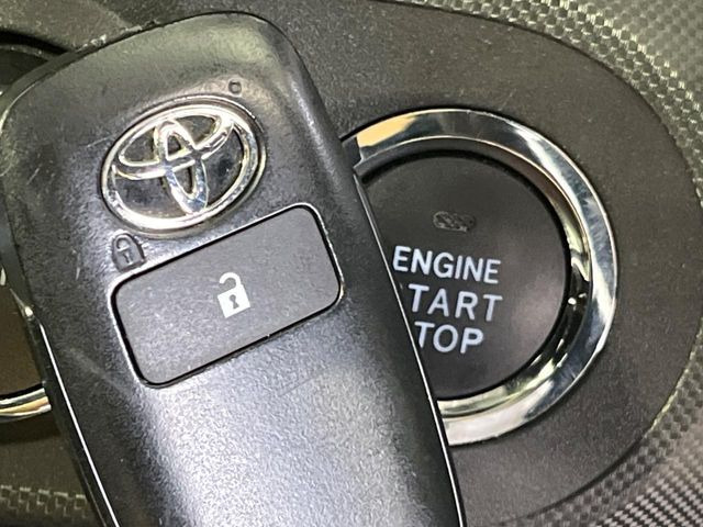 【キーフリーシステム】カバンやポケットに入れたままでもドアの施錠・解錠が可能なスマートキーを装備。エンジンのオン・オフ時もカギを取り出す必要が無いからとっても便利です♪