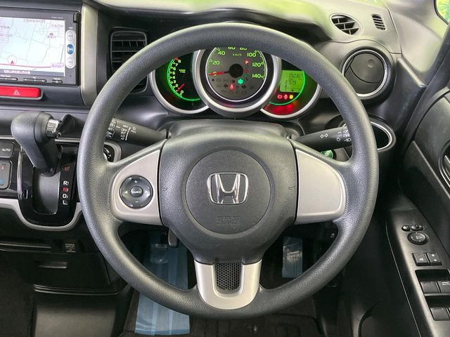 インテリアに合わせたデザインのステアリングは、運転される方のことも考え、運転しやすい形状、大きさです。是非一度、実際に触ってお確かめください。