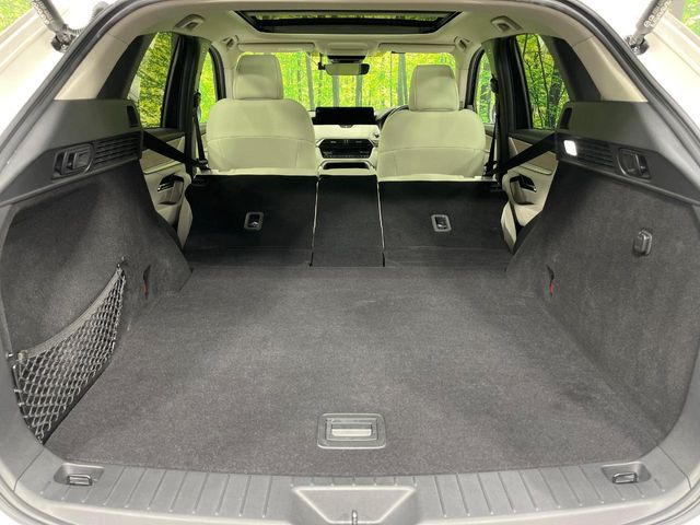 後席を格納すると、これだけの広さが!シーンに合わせたシートアレンジで、大きな荷物も積むことが出来ます♪