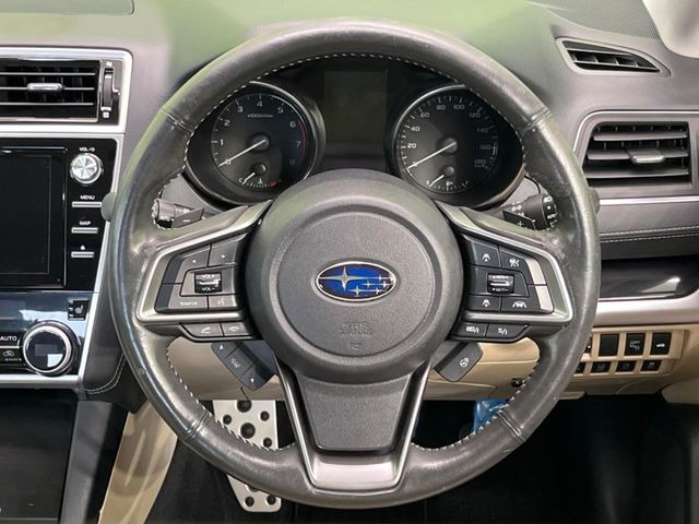 �C���e���A�ɍ��킹���f�U�C���̃X�e�A�����O�́A�^�]�������̂��Ƃ��l���A�^�]���₷���`��A�傫���ł��B�����x�A���ۂɐG���Ă��m���߂��������B