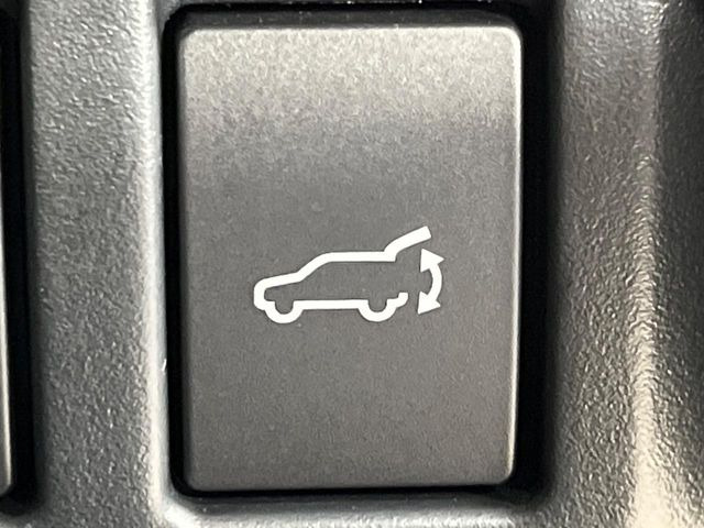 【パワーバックドア】スマートキーや運転席のボタンを押すだけでリアゲートが自動で開閉します!荷物を持っている時や、高い位置にあるバックドアを閉める際に便利な機能です♪