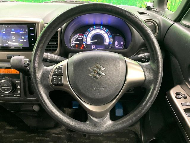 �C���e���A�ɍ��킹���f�U�C���̃X�e�A�����O�́A�^�]�������̂��Ƃ��l���A�^�]���₷���`��A�傫���ł��B�����x�A���ۂɐG���Ă��m���߂��������B