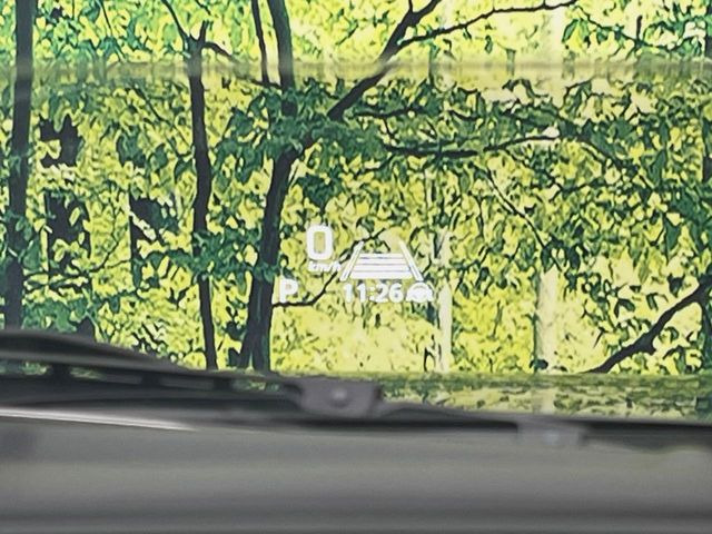 【カラーヘッドアップディスプレイ】現在の速度や走行情報をデジタル表示で運転席前方のガラスに投影!カラー付きで視認性も高く、運転中目線をずらさず必要な情報を確認できるのでとっても便利で安心!