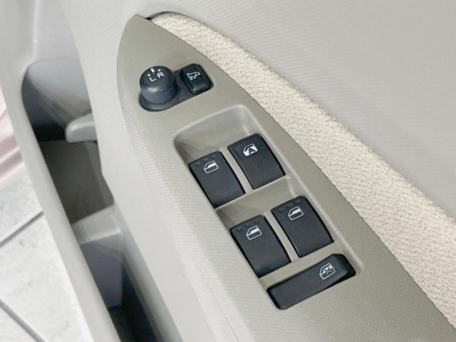 【電動格納ミラー】サイドミラーは電動格納式となっており、狭い駐車場でもキズがつくリスクを抑えられます。