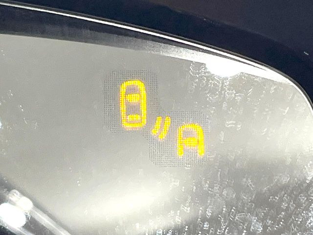 【ブラインドスポットモニタリング】走行中、ドアミラーの死角になりやすい箇所に後続車が接近するとサイドミラー付近に警告を表示、ドライバーに注意喚起をしてくれます。