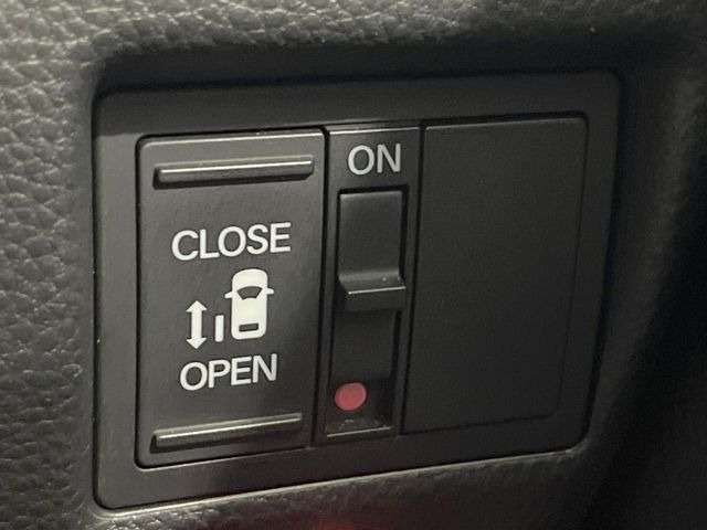 【パワースライドドア】スマートキーや運転席のスイッチでスライドドアの開閉が可能♪電動だから力を入れてドアを開ける必要が無く、小さいお子様でも、重い荷物を持っている時もラクに開け閉めできます♪