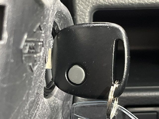 【キーレス】少し離れた場所からでもボタン一つでドアの開錠・施錠ができるのでとっても便利!ドアの鍵穴周りに傷をつけることもありません♪