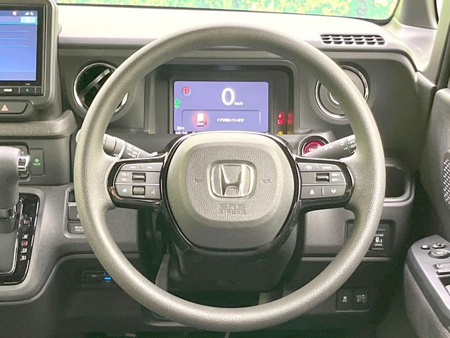 インテリアに合わせたデザインのステアリングは、運転される方のことも考え、運転しやすい形状、大きさです。是非一度、実際に触ってお確かめください。