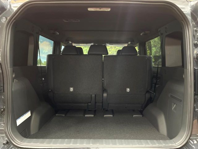 積み下ろしのしやすいデッキにはたっぷりと荷物を積み込んでいただけます。遊びから仕事まで、様々なシーンで頼れます♪