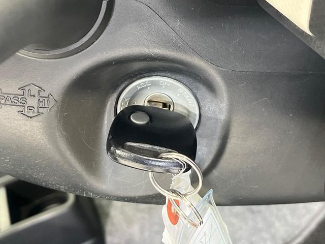 【キーレス】少し離れた場所からでもボタン一つでドアの開錠・施錠ができるのでとっても便利!ドアの鍵穴周りに傷をつけることもありません♪