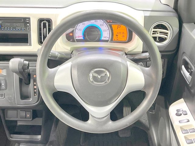 �C���e���A�ɍ��킹���f�U�C���̃X�e�A�����O�́A�^�]�������̂��Ƃ��l���A�^�]���₷���`��A�傫���ł��B�����x�A���ۂɐG���Ă��m���߂��������B