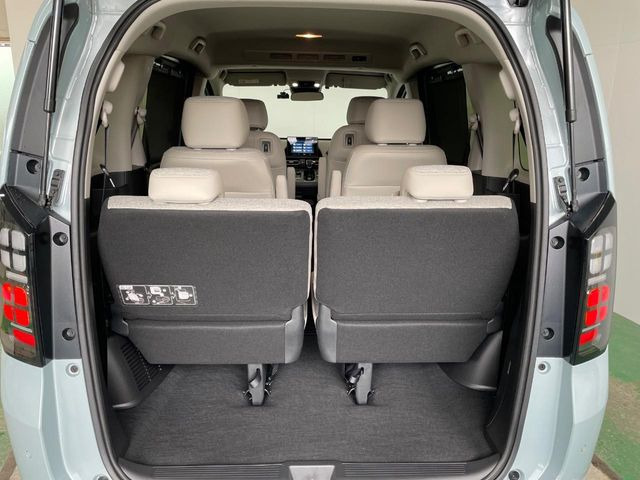 普段のお買い物や通勤、送迎等に十分な荷室スペースを確保しております。セカンドシートを倒すと、大きな荷物の積載も可能です♪