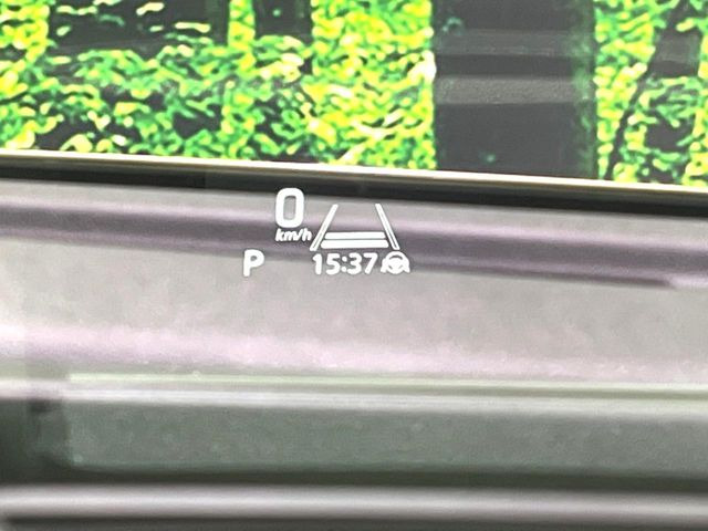 【ヘッドアップディスプレイ】現在の速度や走行情報をデジタル表示で運転席前方のガラスに投影!運転中、目線をずらさず必要な情報を確認できるのでとっても便利で安心!