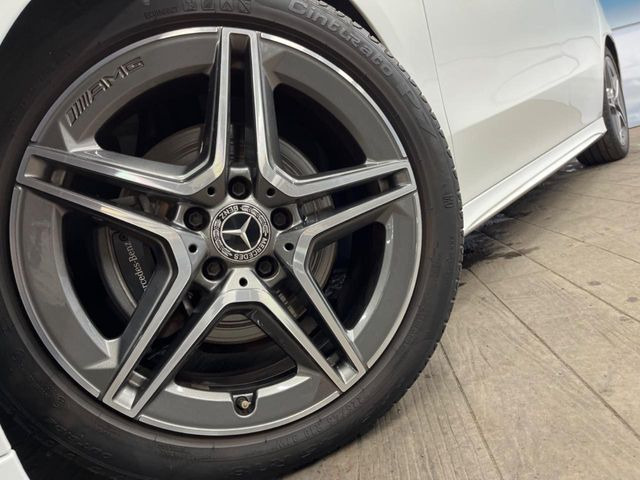 ●純正18ンチアルミホイール:輸入車ならではの卓越した走りを支えるホイールと足回りです!日本車の走りに慣れている方にもぜひ体感して頂きたいほど、高いレベルでまとまっています!