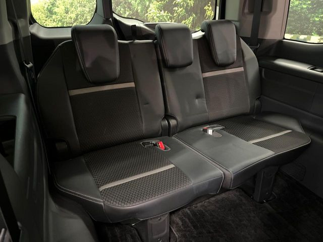 床下収納式のサードシートです。座席部分をコンパクトに収納でき、広大な荷室スペースとしてお使いいただけます!乗車人数や荷物の量など利用シーンに合わせて3列目を有効活用でき、とっても便利♪