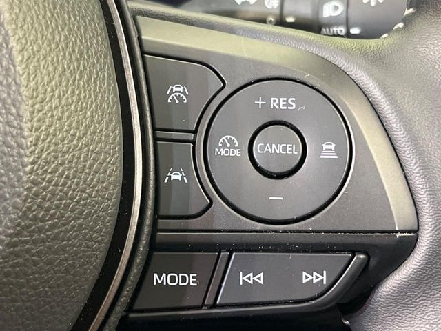 【レーダークルーズコントロール】高速道路での長距離走行が楽に!!自動で速度を保つクルーズコントロールが、衝突軽減システムと連携し、前方の車両を感知して車間を保つように速度調節してくれます!!