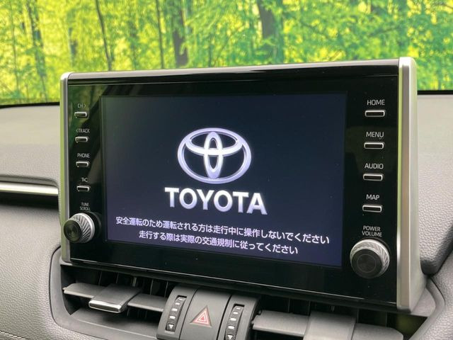 【純正ナビ】人気の純正ナビを装備。オーディオ機能も充実しており、Bluetooth接続すればお持ちのスマホやMP3プレイヤーの音楽を再生可能!毎日の運転がさらに楽しくなります!!