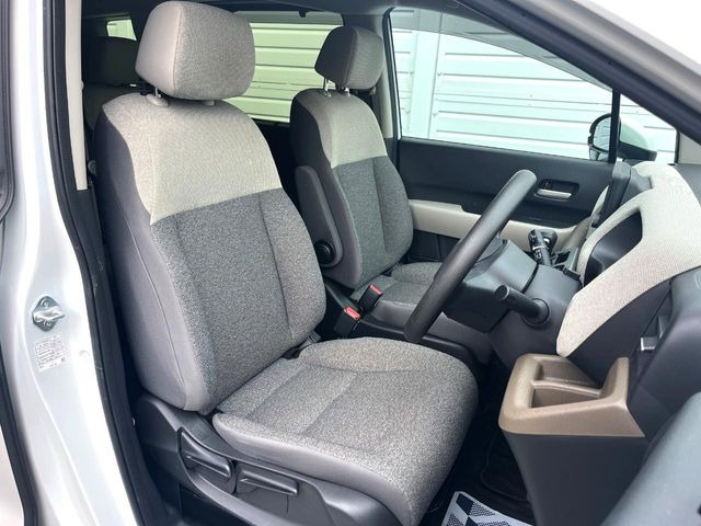 運転席まわりには十分なスペースがあり、大柄な方でもゆったり運転していただける環境です。