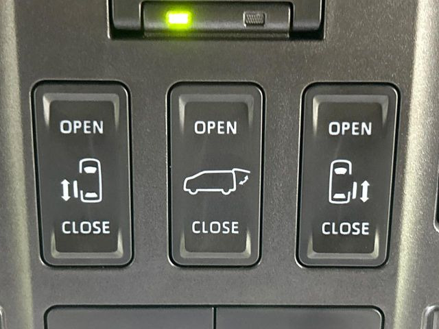【両側パワースライドドア】スマートキーや運転席のスイッチで後席両側スライドドアの開閉が可能♪電動だから力を入れてドアを開ける必要が無く、小さなお子様でも簡単に開け閉めでき快適です♪
