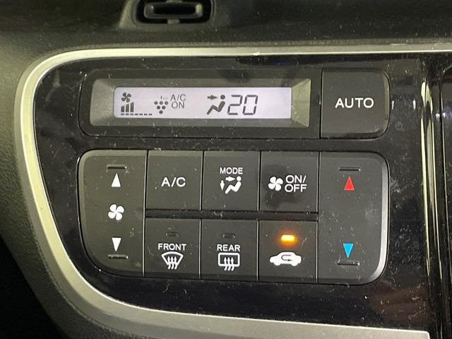 【オートエアコン】一度お好みの温度に設定すれば、車内の温度を検知し風量や温度を自動で調整。暑い&hellip;寒い&hellip;と何度もスイッチ操作をする必要はありません。快適な車内空間には必須の機能ですね♪