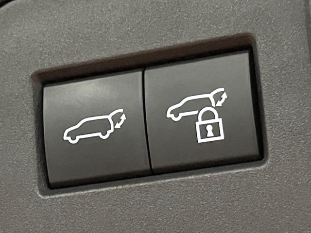 【パワーバックドア】スマートキーや運転席のボタンを押すだけでリアゲートが自動で開閉します!荷物を持っている時や、高い位置にあるバックドアを閉める際に便利な機能です♪
