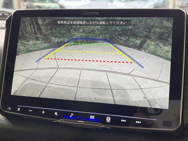 【バックカメラ】駐車時に後方がリアルタイム映像で確認できます。大型商業施設や立体駐車場での駐車時や、夜間のバック時に大活躍!運転スキルに関わらず、今や必須となった装備のひとつです!