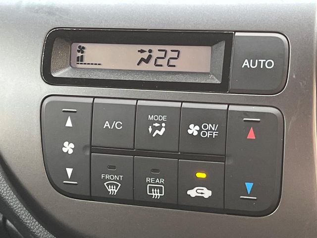 【オートエアコン】一度お好みの温度に設定すれば、車内の温度を検知し風量や温度を自動で調整。暑い&hellip;寒い&hellip;と何度もスイッチ操作をする必要はありません。快適な車内空間には必須の機能ですね♪