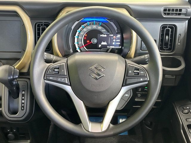 インテリアに合わせたデザインのステアリングは、運転される方のことも考え、運転しやすい形状、大きさです。是非一度、実際に触ってお確かめください。