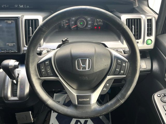 �C���e���A�ɍ��킹���f�U�C���̃X�e�A�����O�́A�^�]�������̂��Ƃ��l���A�^�]���₷���`��A�傫���ł��B�����x�A���ۂɐG���Ă��m���߂��������B