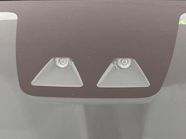 【スマートアシスト】走行中に前方の車両等を認識し、衝突しそうな時は警報とブレーキで衝突回避と被害軽減をアシスト。より安全にドライブをお楽しみいただけます。