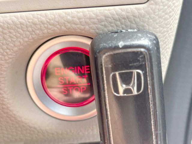 【Hondaスマートキー】カバンやポケットに入れたままでもドアの施錠・解錠が可能なスマートキーを装備。エンジンのオン・オフ時もカギを取り出す必要が無いからとっても便利です♪
