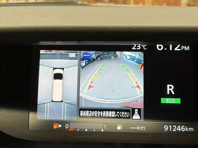 【バックカメラ】運転席から画面上で安全確認ができます。駐車が苦手な方にもオススメな便利機能です。