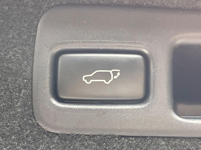 【パワーバックドア】スマートキーや運転席のボタンを押すだけでリアゲートが自動で開閉します!荷物を持っている時や、高い位置にあるバックドアを閉める際に便利な機能です♪