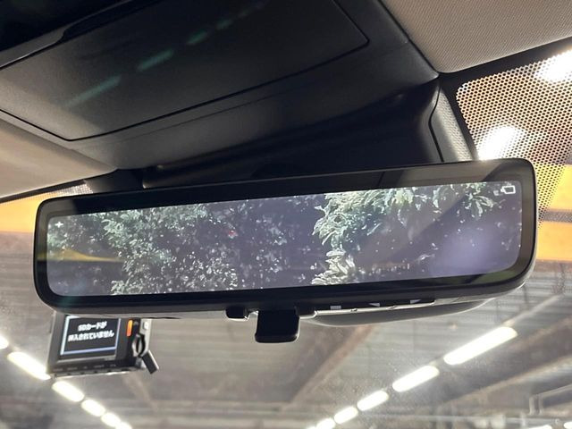 【デジタルインナーミラー】後席の大きな荷物や同乗者で後方が確認しづらい時でも安心!カメラが撮影した車両後方の映像をルームミラー内に表示。クリアな視界で状況の確認が可能です!