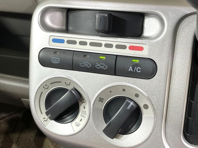 寒い冬も暑い夏も全席に快適な空調を届けてくれる、ダイヤル式エアコンを装備♪