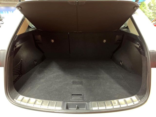 積み下ろしのしやすいデッキにはたっぷりと荷物を積み込んでいただけます。遊びから仕事まで、様々なシーンで頼れます♪