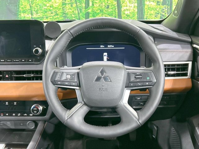 【ステアリングヒーター】冬場に冷たくなりやすい革巻きステアリングを、スイッチ一つで素早く適温に!エアコンよりも早く温まってくれるので、寒い日の運転も快適になりますね♪