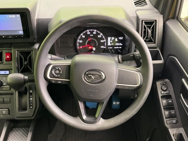 インテリアに合わせたデザインのステアリングは、運転される方のことも考え、運転しやすい形状、大きさです。是非一度、実際に触ってお確かめください。