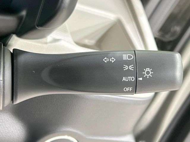 【オートライト】周りの明るさに応じて自動でヘッドライトの点灯・消灯ができる機能です!ライトの付け忘れ・消し忘れなどが無くなり、雨の日や夕方の走行も安心!トンネル通過時も便利ですね♪